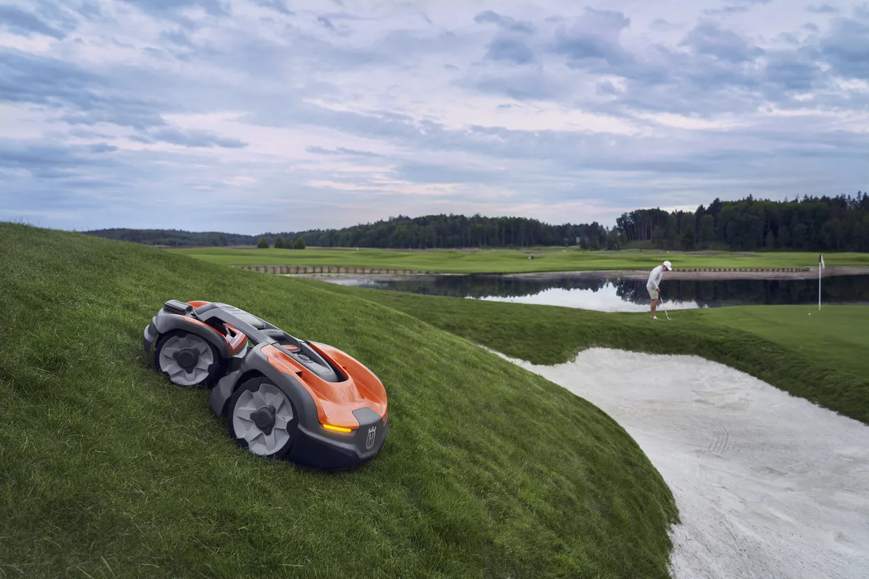 Husqvarna Automower 535 AWD Mähroboter beim Rasenmähen am Golfplatz